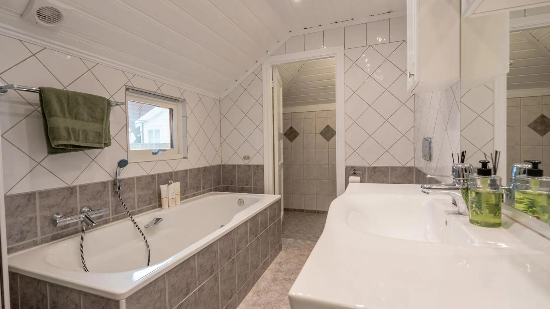 Central Family Apartment - Well Equipped And Newly Renovated  Bergen