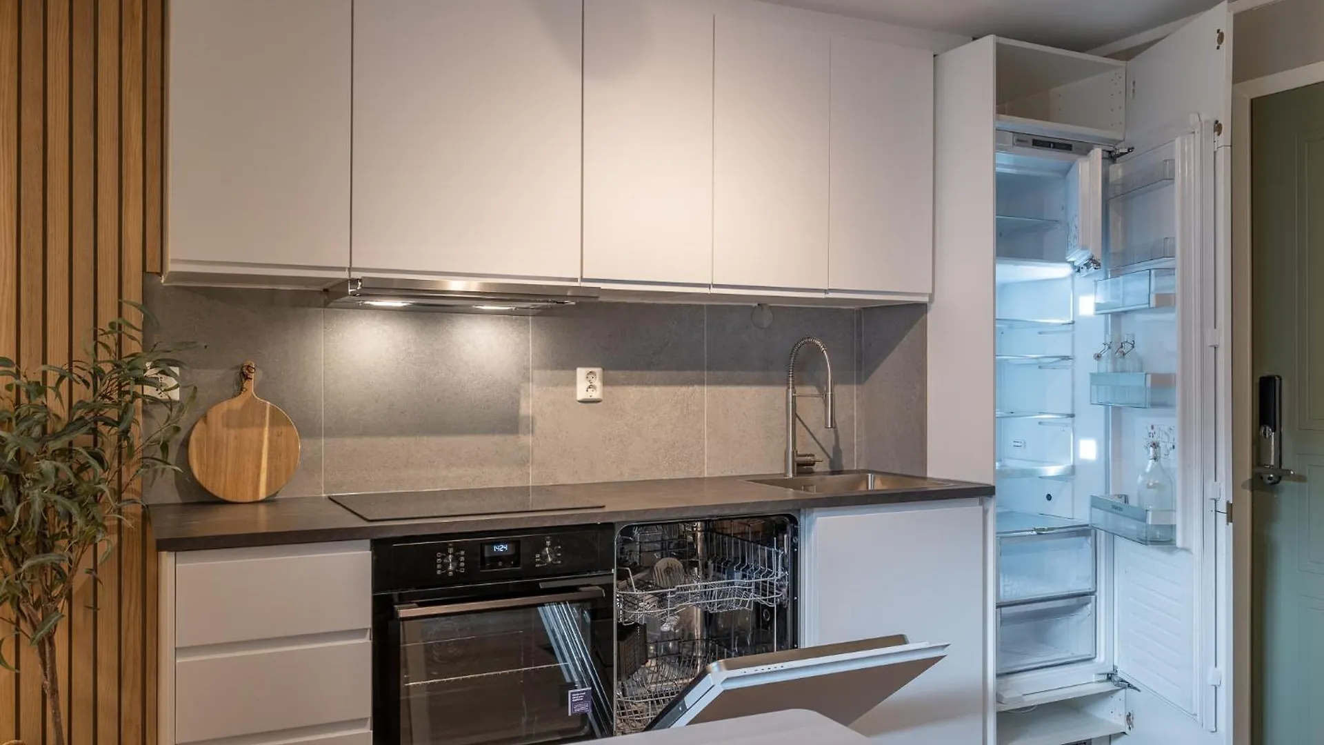 Central Family Apartment - Well Equipped And Newly Renovated