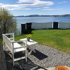 Koselig Nyoppusset 3 Roms Med Egen Parkeringsplass I Rolige Omgivelse Naer Sjoen, 2 Mil Nord For Sentrum. Apartment