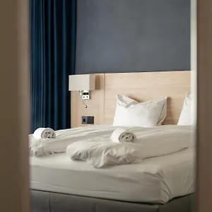 Breeze Victoria Hotel